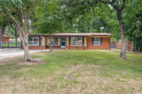 1305 W Lavender Ln, Arlington, TX 76013