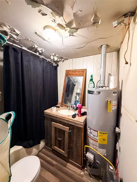 Bath - 506 N Avenue B, Haskell, TX 79521 photo 1 of 1