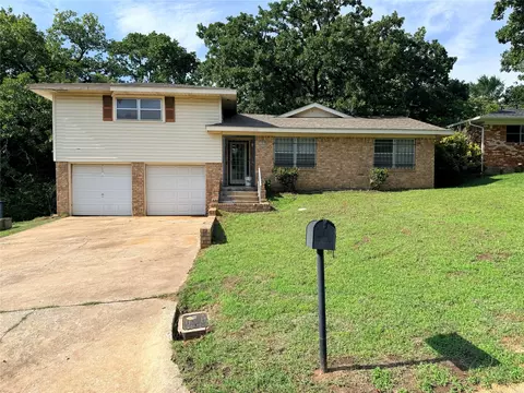 1347 Crestview Dr, Denison, TX 75020