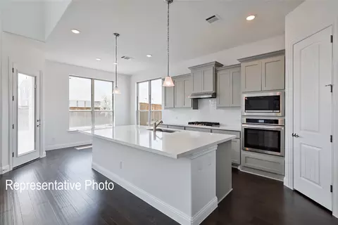 Kitchen - 452 Shadowfax Dr, Aledo, TX 76008 photo 2 of 4