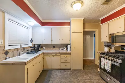 Kitchen - 1925 Chestnut St, Abilene, TX 79602 photo 2 of 4