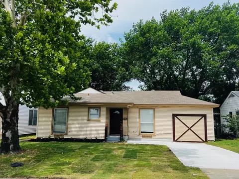 1026 SW 3rd St, Grand Prairie, TX 75051