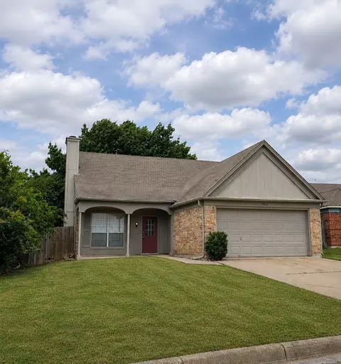 3921 Huckleberry Dr, Fort Worth, TX 76137