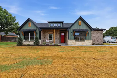 3201 Walnut Creek Pkwy, Granbury, TX 76049