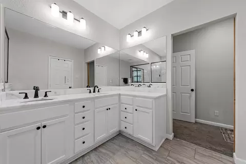 Bath - 4105 N 27th St, Waco, TX 76708 photo 2 of 3
