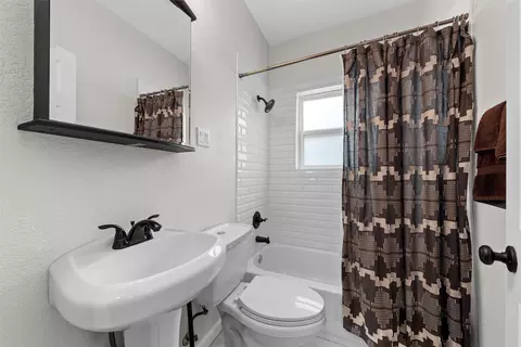 Bath - 4105 N 27th St, Waco, TX 76708 photo 3 of 3