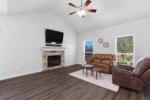 Living - 824 E Northside Dr, Pilot Point, TX 76258 photo 1 of 1