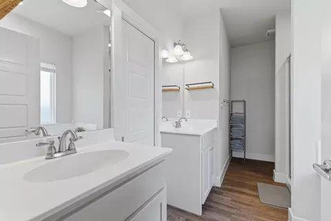 Bath - 824 E Northside Dr, Pilot Point, TX 76258 photo 1 of 3