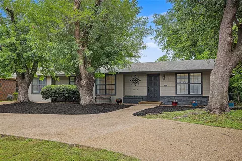 3644 W Seminary Dr, Fort Worth, TX 76109