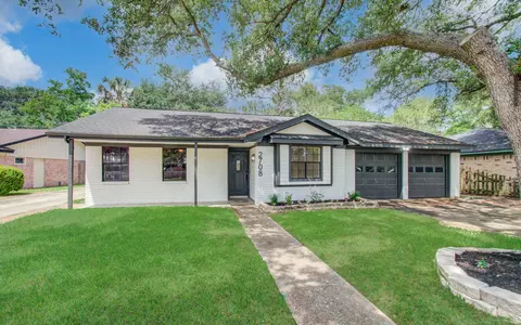 2708 Tallow St, Alvin, TX 77511