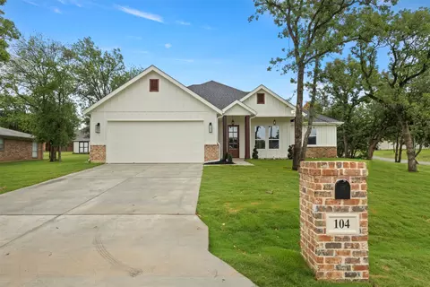 104 Jim Walter Dr, Runaway Bay, TX 76426