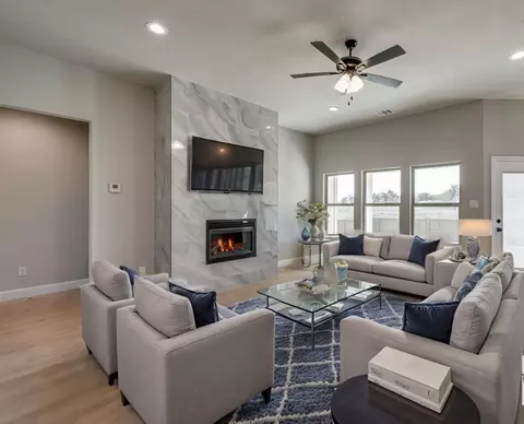 340 E Lamar St, Palmer, TX 75152