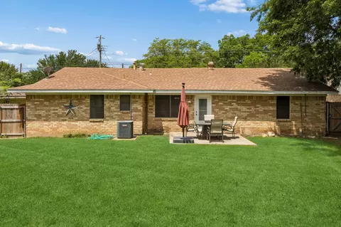 Exterior - 801 Broadway Ave, Euless, TX 76040 photo 4 of 5