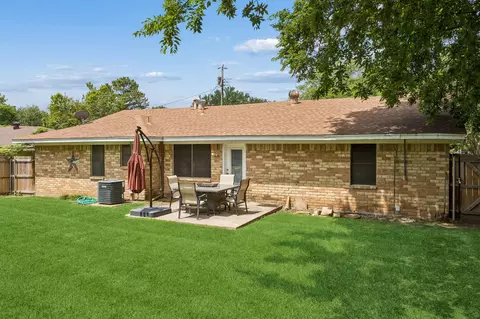 Exterior - 801 Broadway Ave, Euless, TX 76040 photo 3 of 5