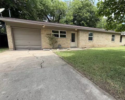 542 W Wilson St, Cleburne, TX 76033