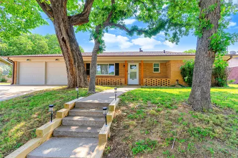 1328 Brookside Dr, Hurst, TX 76053