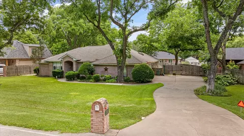 8912 Green Leaves Dr, Granbury, TX 76049