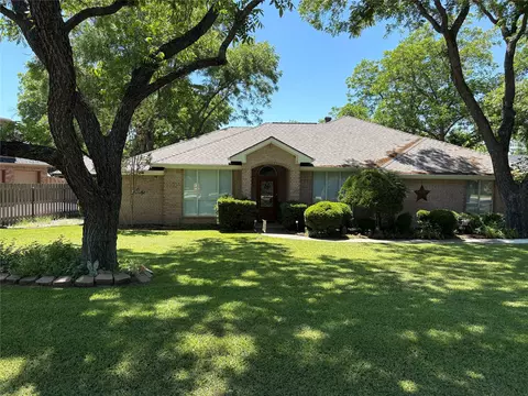 8912 Green Leaves Dr, Granbury, TX 76049