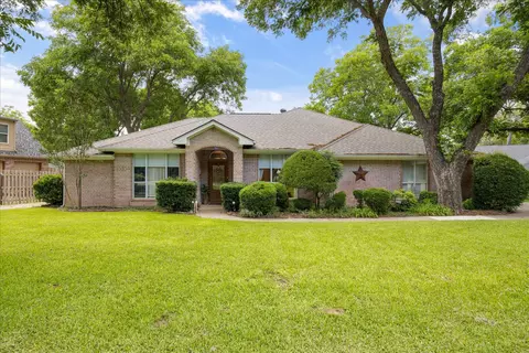 8912 Green Leaves Dr, Granbury, TX 76049
