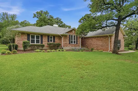 106 Santee Dr, Lake Kiowa, TX 76240