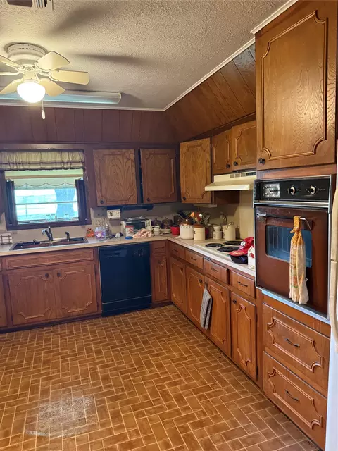 Kitchen - 25362 Fm-137, Petty, TX 75470 photo 2 of 3