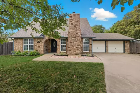 800 Colony Ct, Blue Mound, TX 76131