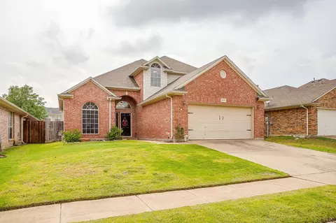 8737 Sunset Trace Dr, Fort Worth, TX 76244
