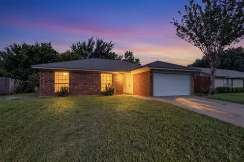 5908 Willow Valley Dr, Arlington, TX 76017