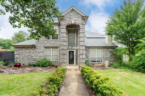829 Woodridge Dr, Fort Worth, TX 76120