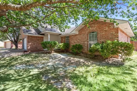 706 Rolling Hills Dr, Hewitt, TX 76643