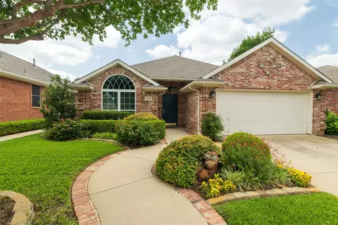 305 Chantilly Ct, Hurst, TX 76054
