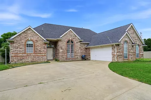 1620 Oak Creek Dr, Hurst, TX 76054
