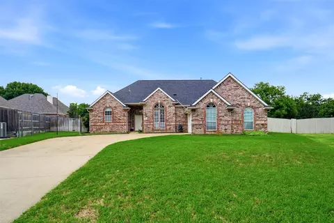1620 Oak Creek Dr, Hurst, TX 76054