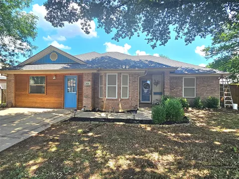 421 Arnold Ave, Burleson, TX 76028