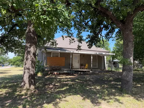 1201 N Elm St, Weatherford, TX 76086