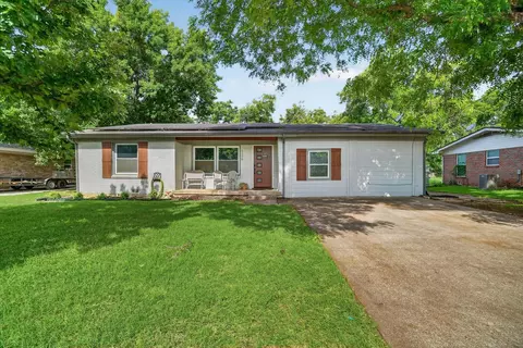 1120 Warden St, Benbrook, TX 76126