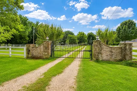 1480 Fox Ln, Burleson, TX 76028