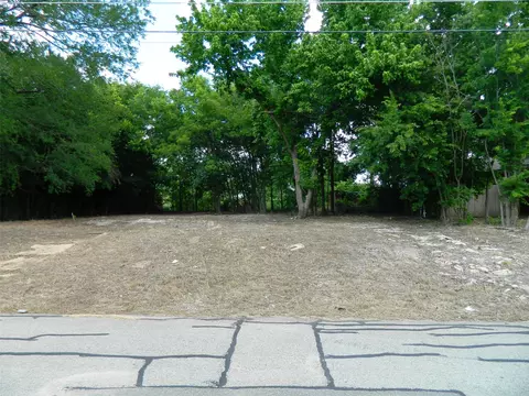 809 E 5th St, Bonham, TX 75418