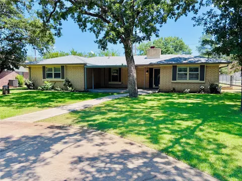 506 Oakwood Dr, Eastland, TX 76448