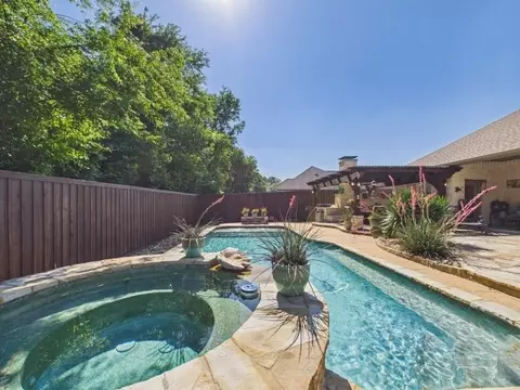 906 Dove Creek Dr, Athens, TX 75751