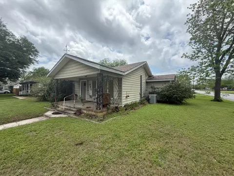 409 Dixon St, Cleburne, TX 76033