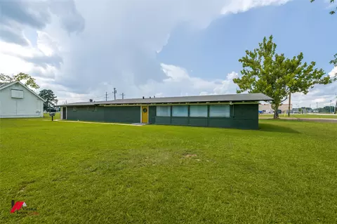 Exterior - 300 S Main St, Springhill, LA 71075 photo 6 of 7