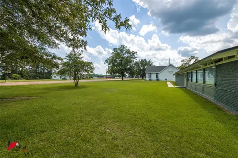 Exterior - 300 S Main St, Springhill, LA 71075 photo 5 of 7