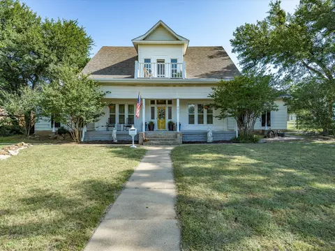 907 4th St, Graham, TX 76450