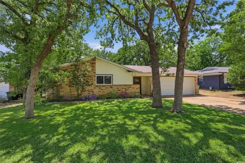 16 Coffee Tavern Rd, Bedford, TX 76022