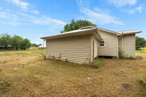 Exterior - 502 S Elm St, Celeste, TX 75423 photo 2 of 5