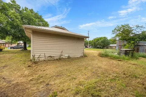 Exterior - 502 S Elm St, Celeste, TX 75423 photo 3 of 5