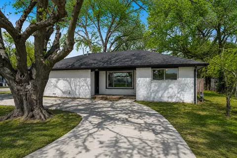 600 N Mill St, Bowie, TX 76230