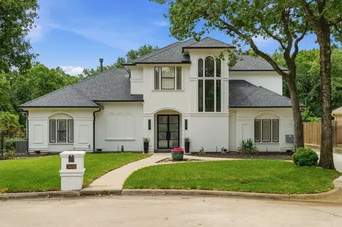 3636 Chateaux Ln, Hurst, TX 76054