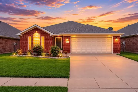 8962 Winding River Dr, Fort Worth, TX 76118
